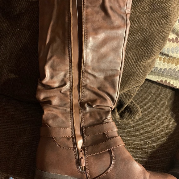 9 M boots - Picture 2 of 3